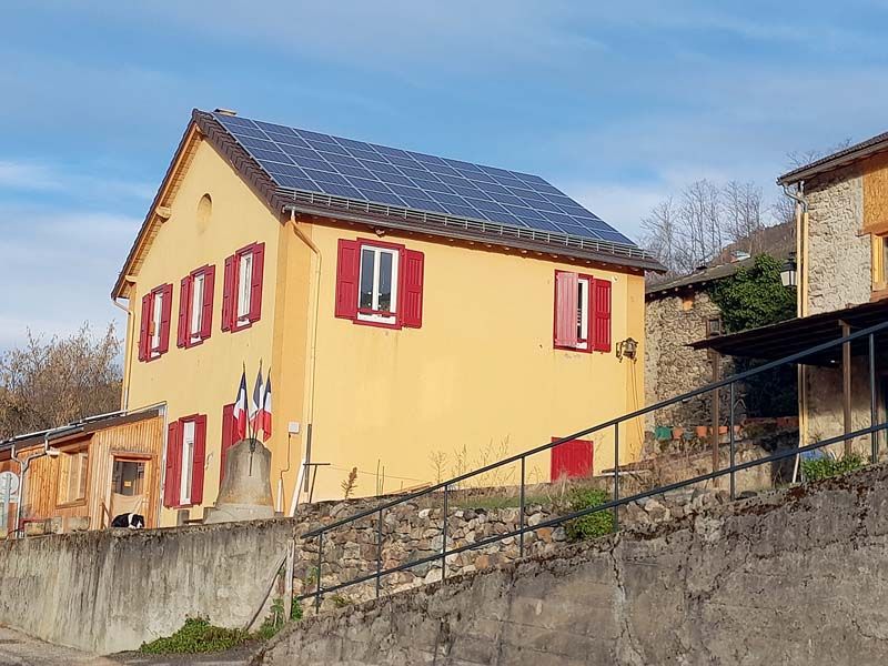 Des panneaux solaires ont été installés sur la mairie et le lavoir, produisant 34 MWh d'électricité par an. 