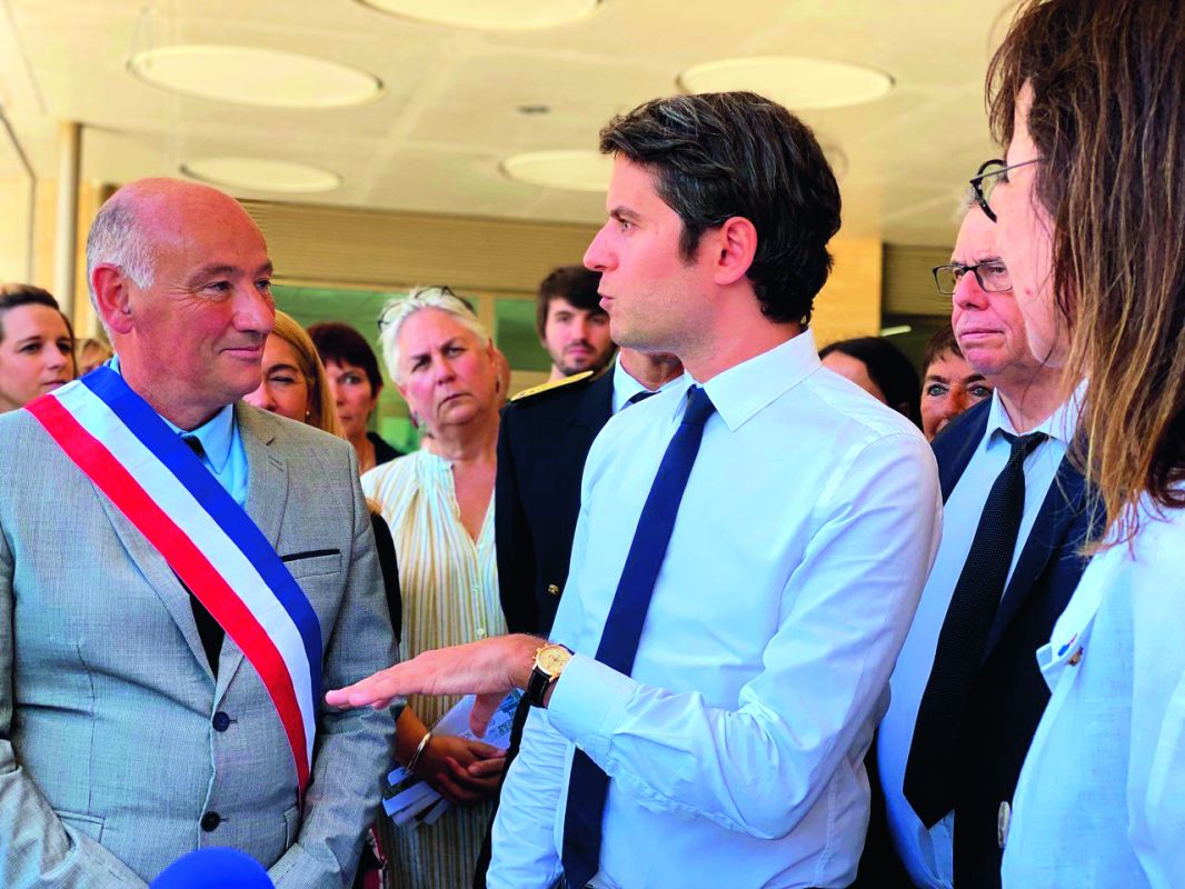 Gabriel Attal, ministre de l'Éducation nationale, a visité, le 27 juillet, le collège de Castelnau-le-Lez (34) qui a fait l'objet d'une profonde rénovation énergétique.