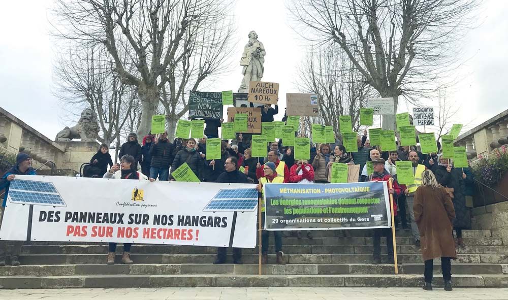 Les Amis de la terre du Gers ont manifesté, le 24 avril, à Auch. Ils demandent un moratoire sur les projets en cours qui devraient concerner plus de 1 927 ha de terres agricoles. Les Amis de la terre du Gers ont manifesté, le 24 avril, à Auch. Ils demandent un moratoire sur les projets en cours qui devraient concerner plus de 1 927 ha de terres agricoles.