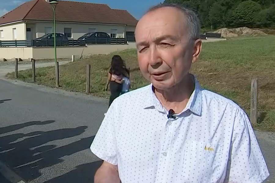 Pour le maire de Fursac (1 435 habitants, Creuse), Olivier Mouveroux, la vente de terrains communaux à 1 euro le mètre carré, " c'est un investissement. Mais rien ne vaut la vie et cet afflux d'habitants ". Pour le maire de Fursac (1 435 habitants, Creuse), Olivier Mouveroux, la vente de terrains communaux à 1 euro le mètre carré, " c'est un investissement. Mais rien ne vaut la vie et cet afflux d'habitants ".