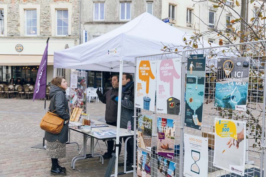 À Cherbourg-en-Cotentin (50), l'opération « Ville propre » vise à sensibiliser la population et à réduire les dépôts sauvages (mégots, déchets en mer...).