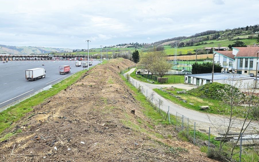 Début 2024,  les travaux du demi-­échangeur, situé entre l'A7 et la plaine sportive de Reventin-Vaugris (38), ont commencé. Alors même que les recours déposés par la mairie et les opposants n'ont pas été jugés.