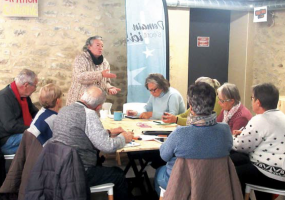 Au tiers-lieu Le Chai, à Bonnat, des ateliers informatiques sont dispensés à des seniors par une médiatrice numérique.