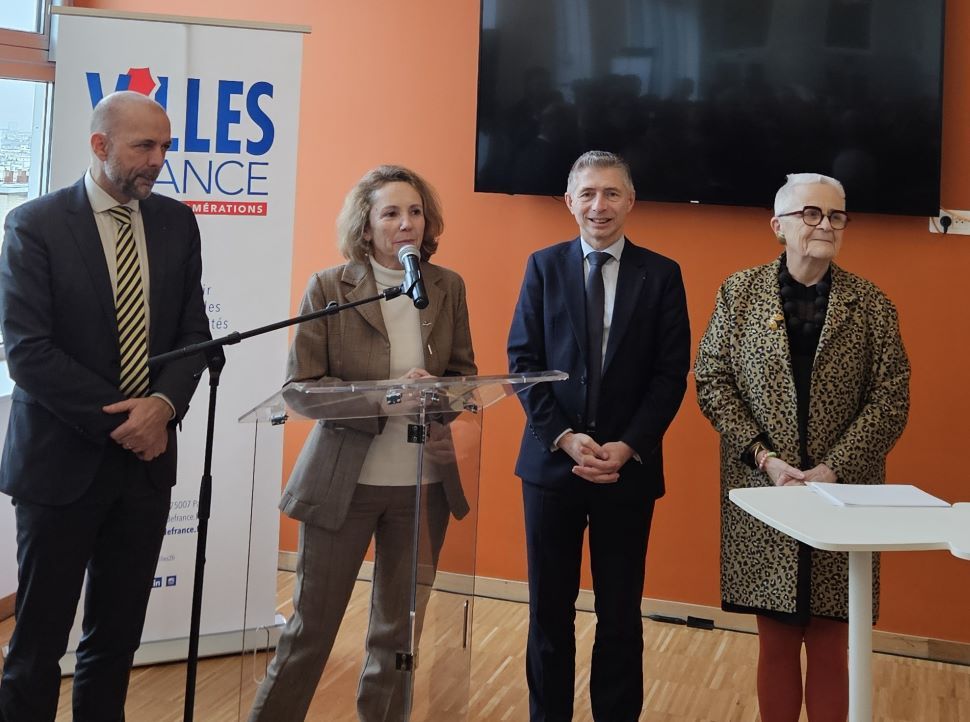 Marie-Ange Debon (au micro), nouvelle présidente directrice générale de La Poste a accueilli les maires des villes moyennes au musée de La Poste, à Paris, le 14 janvier pour les Vœux de l'association Villes de France. 