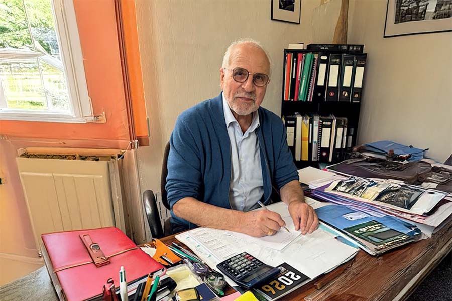 Michel Terreaux, maire de Lembras (Dordogne) : " Nous choisissons un pin bien droit d'une dizaine de mètres, offert par un propriétaire forestier. "