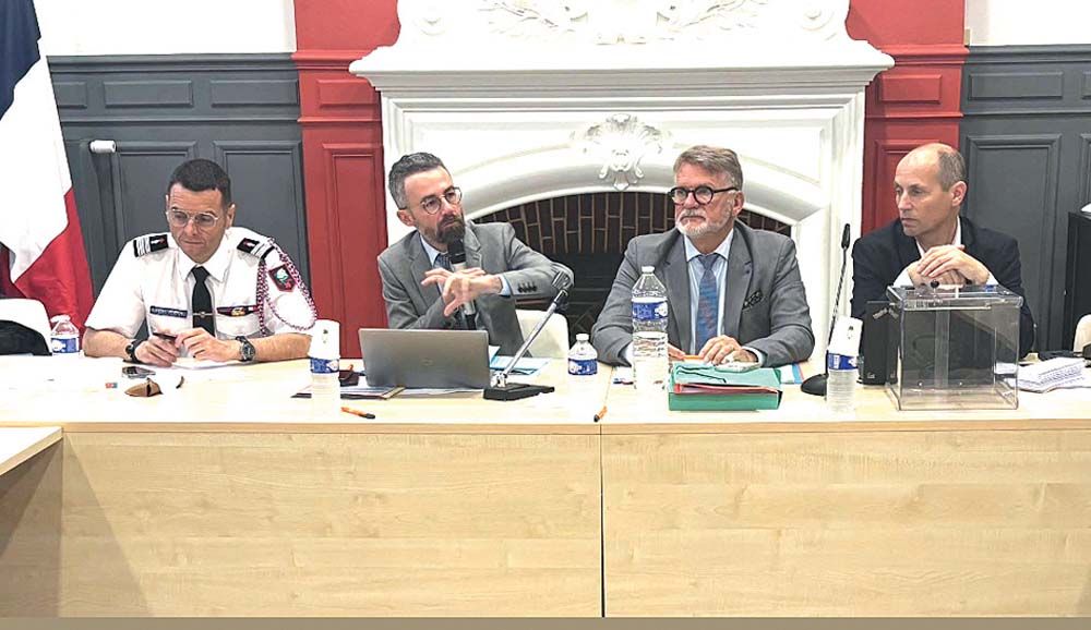 De gauche à droite : Jean-Christophe Delbassée-Leflon, directeur adjoint du SDIS 76, Clément Vives, directeur de cabinet du préfet, Mario Demazières et Éric Lesaulier, respectivement président et vice-président du &#171; conseil des acteurs de la sécurité civile &#187;.