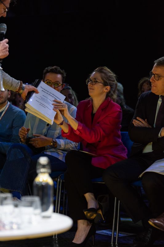 Le maire de Plourin-lès-Morlaix (29), Guy Pennec, à l'origine d'un Collectif des maires en résistance, remet à la ministre des délibérations de conseils municipaux et de présidents d'Ehpad bretons. &#171; Nous ne voulons plus faire de la gestion mais de l'humain et le vrai accompagnement que nos ainés méritent ! &#187; assène l'élu, fatigué de constater que des Ehpad ne tiennent que sous &#171; perfusion à partir des budgets municipaux, en baissant les loyers, en cachant donc... &#187; la misère.