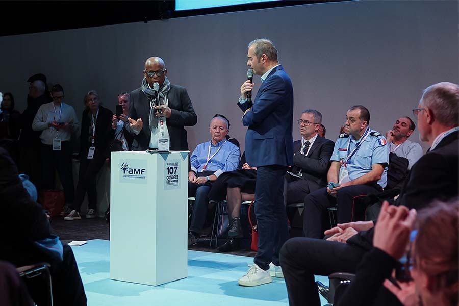 Le 19 novembre, Christian Rapha, maire de la commune de Saint-Pierre (La Martinique, à gauche sur la photo), appelle à renforcer les moyens des observatoires volcanologiques et à assurer des plans de continuité d'activité.