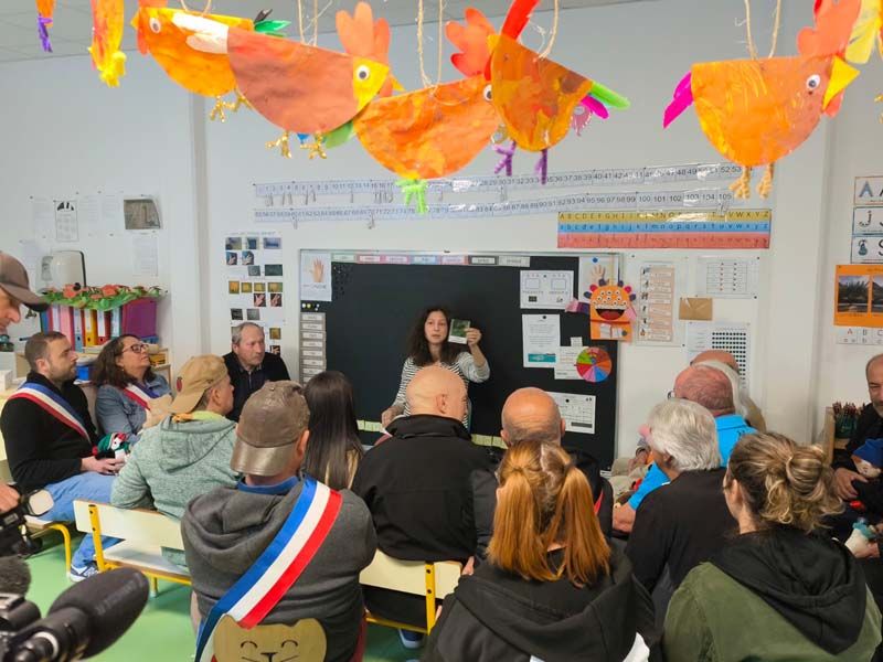 Pour protester contre la fermeture d'une classe dans sa commune, le maire de Breil-sur-Roya (06), Sébastien Olharan (à gauche), est retourné sur les bancs de l'école, avec son conseil municipal, le 27 avril. Objectif : « montrer ce que ça fait de regrouper 50 enfants dans seulement deux classes ».