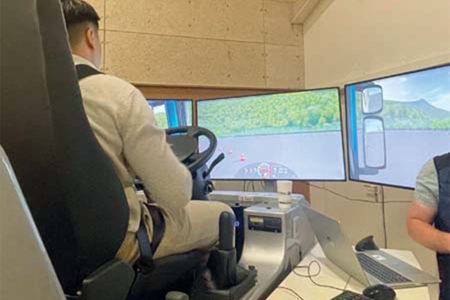 Le 6 mai, lors du Salon de l'emploi, la communauté de communes du Grand Pontarlier (25) a permis à des demandeurs d'emploi de s'immerger dans certains métiers, tels la simulation de conduite de poids lourds.