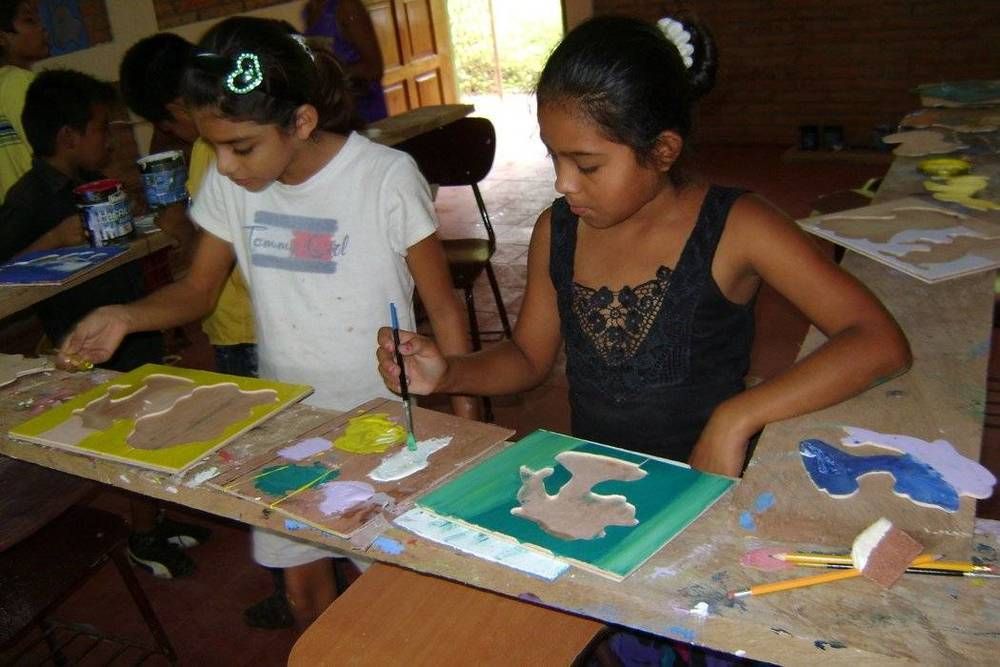 La mairie de Bouguenais (44) et d'El Tuma la Dalia, au Nicaragua, se sont engagées, depuis 2003, dans un programme de prévention des violences et des abus sexuels en direction des jeunes filles et garçons. Ici, atelier menuiserie de CESESMA à El Tuma la Dalia mixant des publics de filles et de garçons.