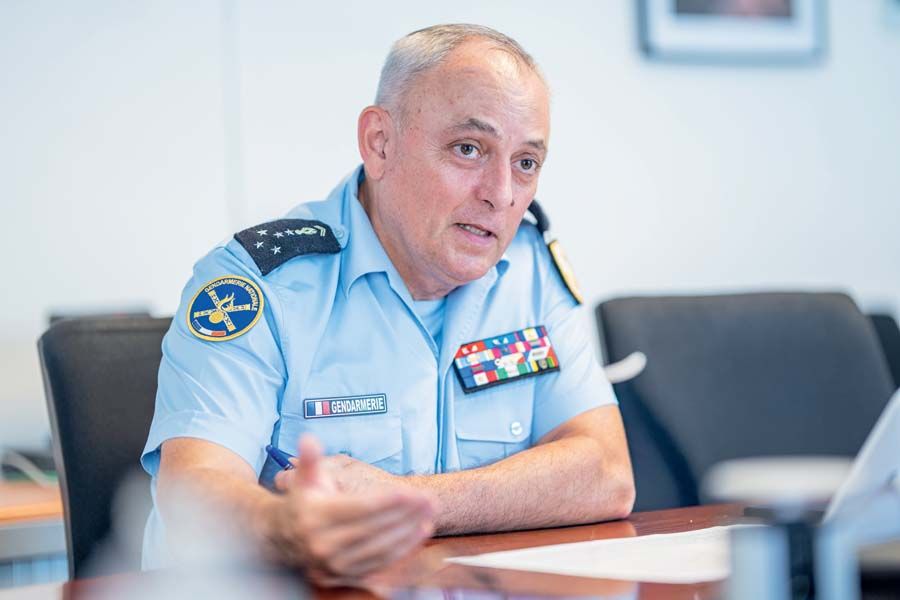 « Le gendarme doit connaître l'ensemble des acteurs de son territoire et échanger avec les maires », selon le directeur général de la Gendarmerie nationale, le général Hubert Bonneau. « Le gendarme doit connaître l'ensemble des acteurs de son territoire et échanger avec les maires », selon le directeur général de la Gendarmerie nationale, le général Hubert Bonneau.