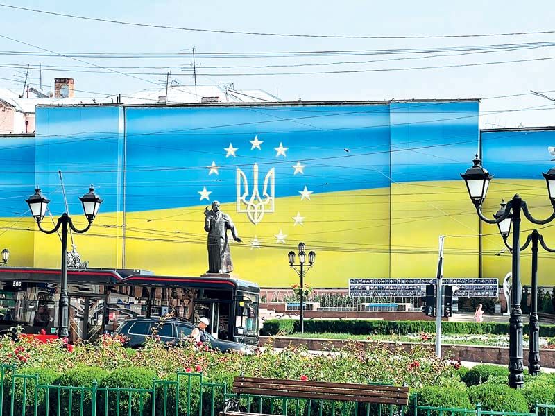 Sur la place  Tsentralna, à Tchernivtsi, un &#171; mur des héros &#187; a été érigé en hommage aux soldats ukrainiens morts durant la guerre du Donbass, de 2014 à 2022. 