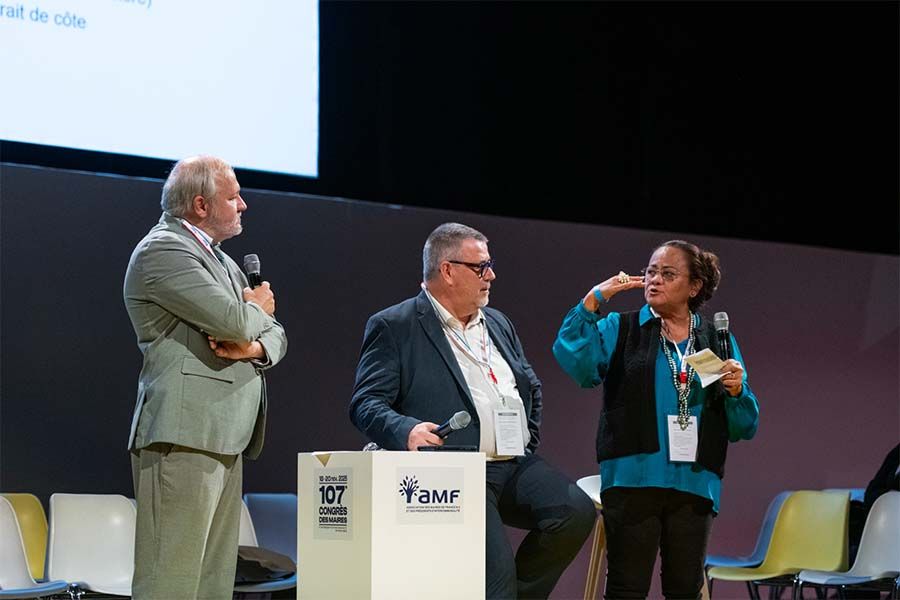 A l'horizon 2100, 450000 logements, 55000 locaux d'activité 10000 bâtiments publics pourraient être détruits en raison du recul du trait de côte. Les élus ont témoigné de l'impact sur la vie des gens, lors du forum sur le sujet, le 20 novembre 2025.