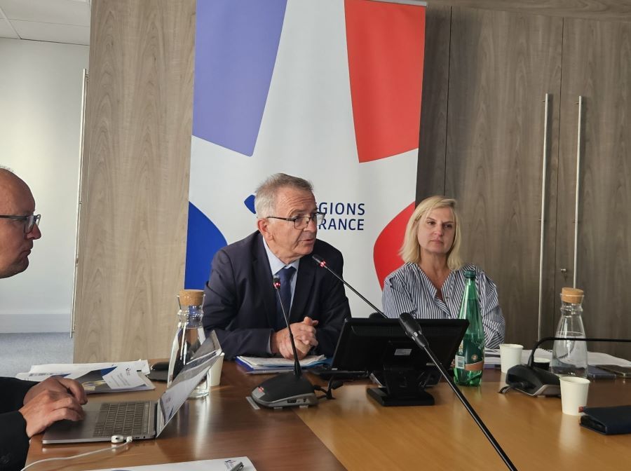 François Bonneau, le président de la commission Éducation, Orientation, Formation et Emploi de Régions de France et Valérie Debord, présidente déléguée de la commission Formation-Emploi, préoccupés par le budget 2026 et les doublons, lors de la conférence de presse de rentrée de l'association le 28 août 2025. François Bonneau, le président de la commission Éducation, Orientation, Formation et Emploi de Régions de France et Valérie Debord, présidente déléguée de la commission Formation-Emploi, préoccupés par le budget 2026 et les doublons, lors de la conférence de presse de rentrée de l'association le 28 août 2025.