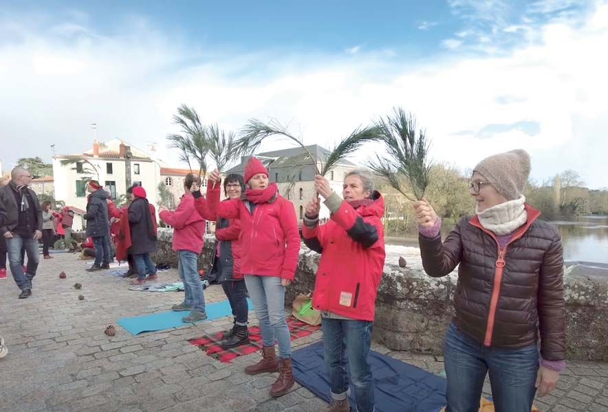 Munis de branches de pins et vêtus de rouge pour exprimer leur colère, des habitants de Clisson (44) se sont réunis, en février 
dernier, pour dénoncer les 56 arbres abattus dans la commune.